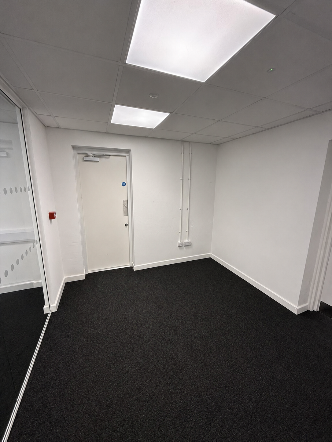 Open-plan workspace with LED lighting, electric heating and power distribution